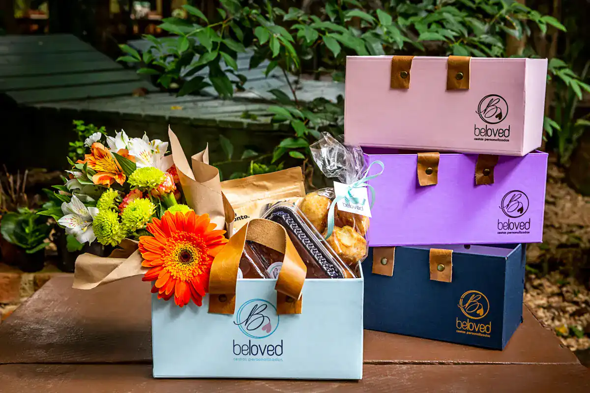 Cesta Beloved montada com flores, pães de queijo e café especial